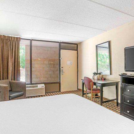 Quality Inn Near Speedway Уилкесбъро Екстериор снимка