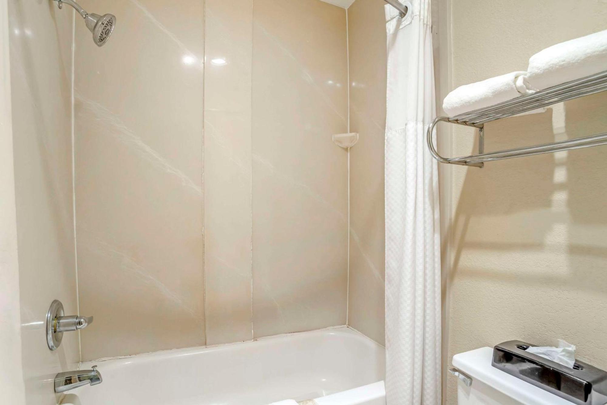 Quality Inn Near Speedway Уилкесбъро Екстериор снимка